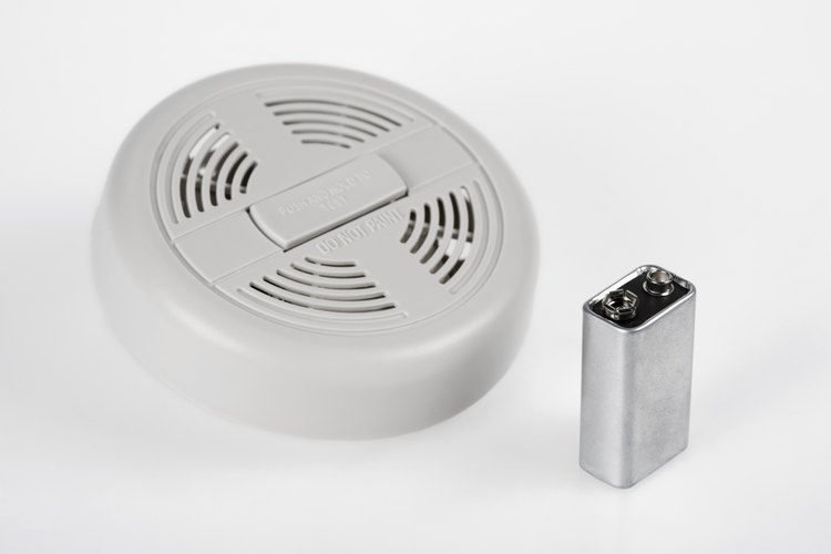 Un detector de humo que emite un sonido constante puede indicar problemas con la batería.