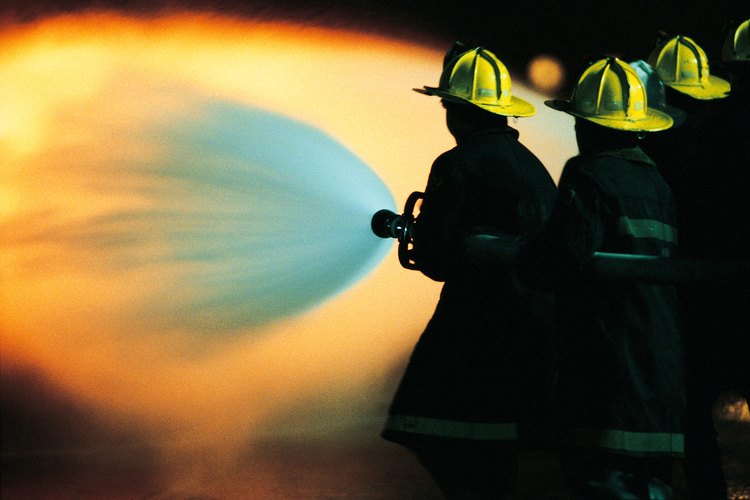 Los cascos de extinción de incendios también estaban autorizados para ser usados durante las actividades de extinción de incendios solamente.
