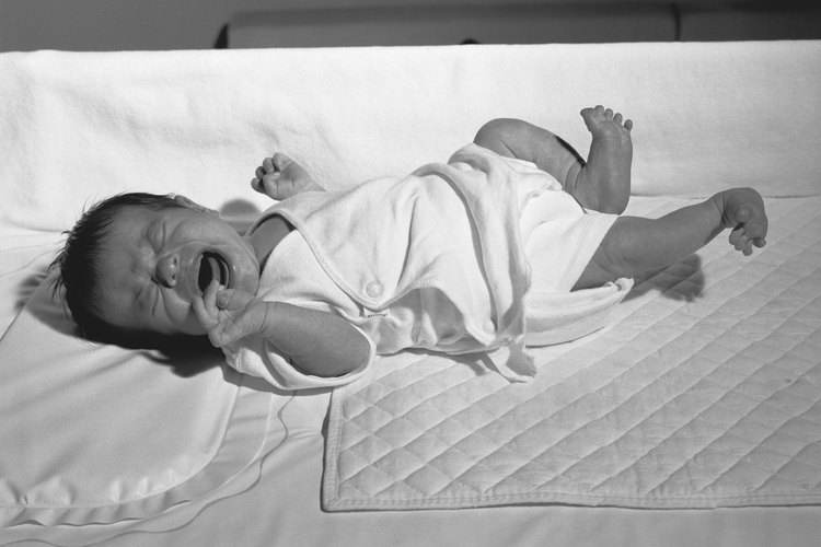 Eleva la altura de la cuna del bebé para que pueda dormir mejor.