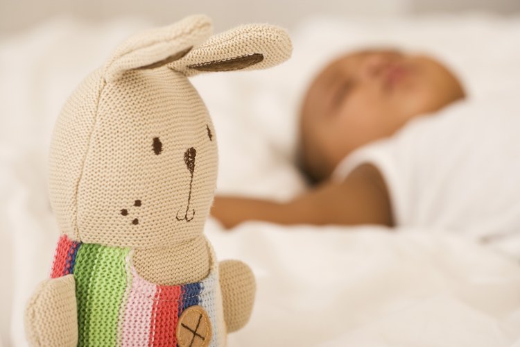 Los juguetes brillantes y coloridos estimulan los sentidos de tu bebé de dos meses.