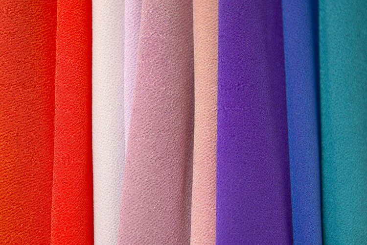 Intenta doblar pañuelos delgados para crear un moño más colorido y esponjoso.