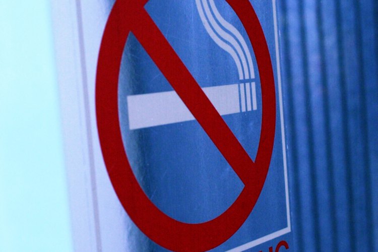 Los señalamientos de no fumar son visibles en la mayoría de los edificios.