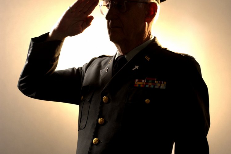 Los oficiales en el ejército son un claro ejemplo de un liderazgo tradicional.