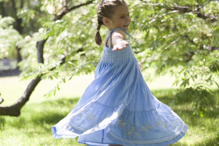 Girar, agitar las manos y correr de puntillas, son ejemplos de comportamientos repetitivos en los niños autistas.