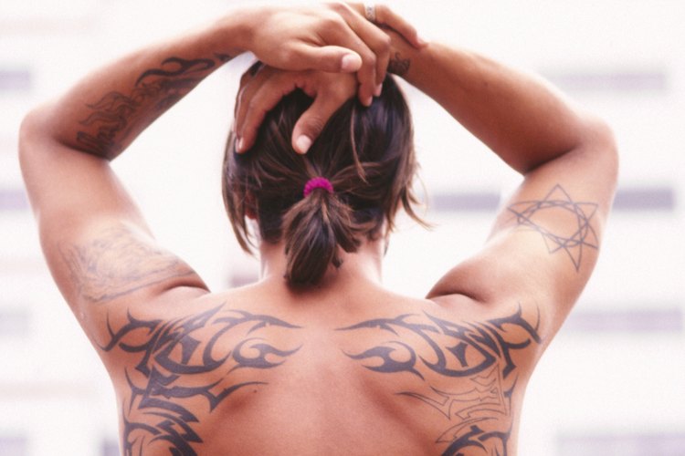 Los tatuajes y piercings son un tema controvertido.