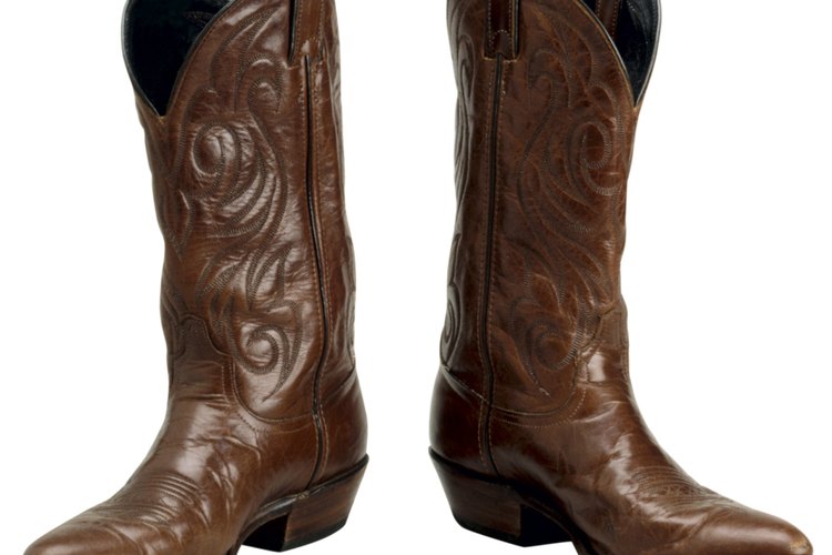 Regresa el brillo de tus botas con un remedio casero.