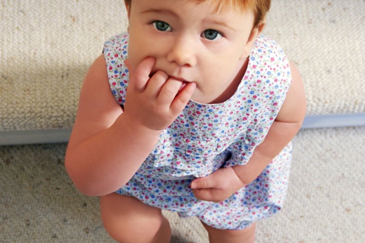 Lávate las manos y frota el dedo en las encías de tu niño para aliviar las molestias de la dentición.