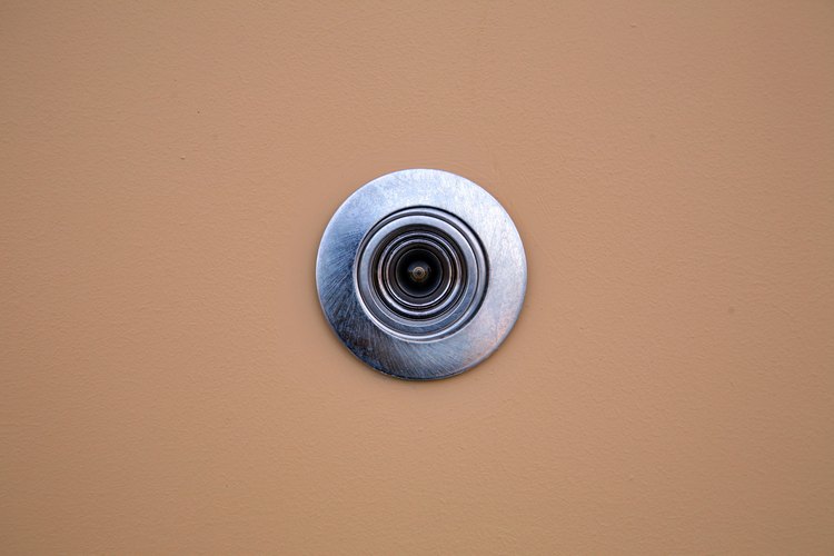 Las mirillas te permiten ver quién está en la puerta sin tener que abrirla.