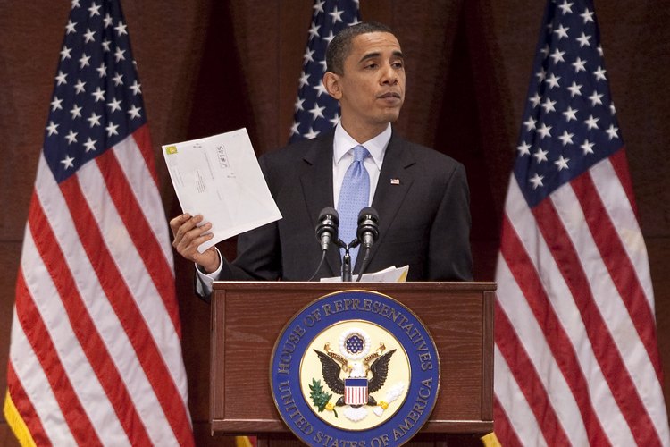 El presidente Barack Obama muestra la carta de un ciudadano recibida en el año 2010.