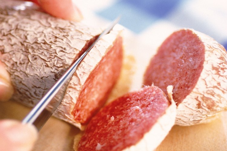 Verifica la textura, el olor y el color del salami antes de servirlo.