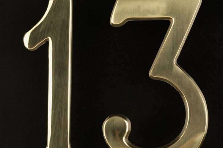 Dale un regalo relacionado con el número 13.
