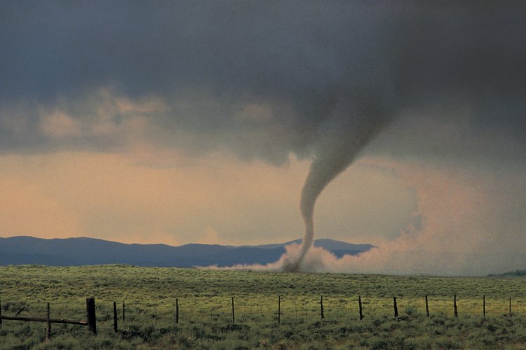 Los tornados han arrastrado a gente a más de dos kilómetros de sus casas.
