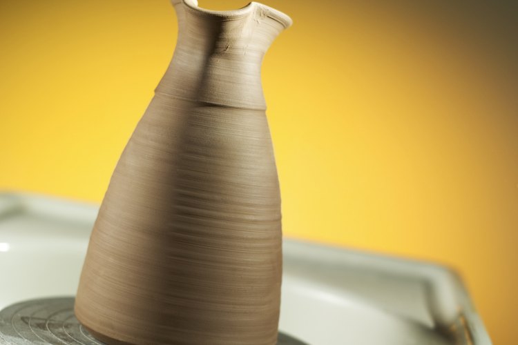 Puedes imprimir un estampado sobre la vasija terminada o puedes usar cualquier otro objeto que deje una impresión firme.