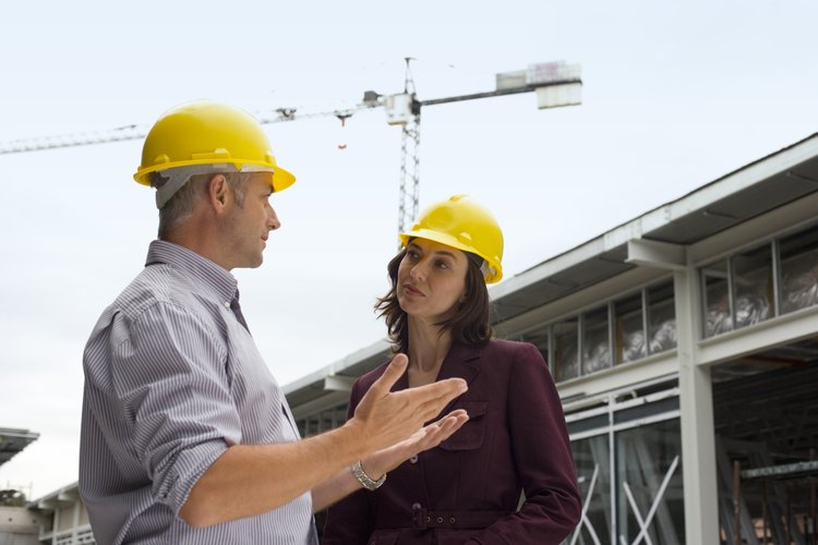 Los ingenieros con frecuencia trabajan en o cerca de los sitios de construcción de los grandes proyectos.
