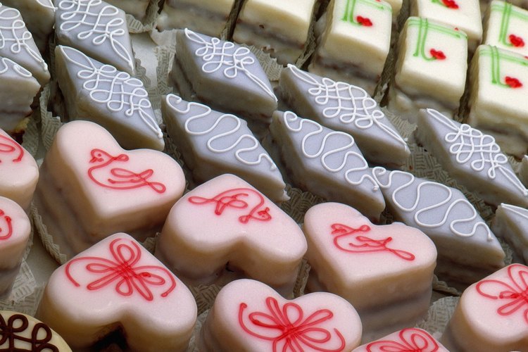 Usa fondant líquido para hacer petit fours.
