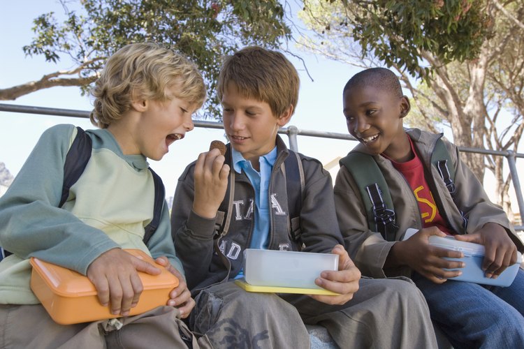 Los grupos de amistad se vuelven importantes para los niños en edad escolar.