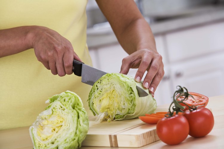 Cortar la lechuga crea piezas uniformes dignas de una ensalada servida en un restaurante.