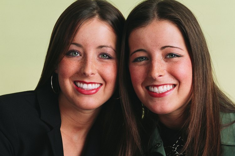 Las hermanas gemelas pueden verse idénticas o diferentes.
