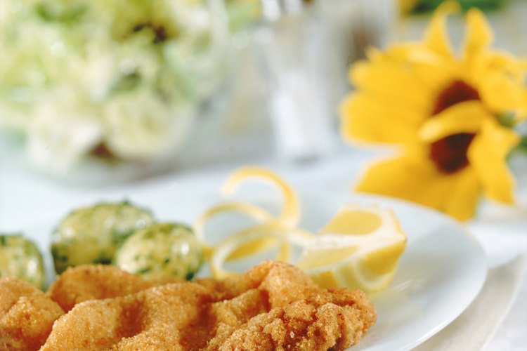 Jaeger Schnitzel es una variación sazonada del clásico Schnitzel Wiener.