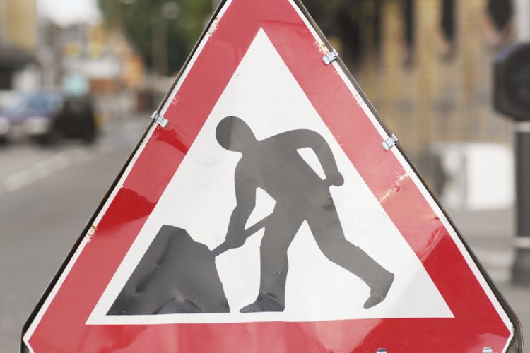 El señalamiento de hombres trabajando se coloca generalmente en sitios de construcción.