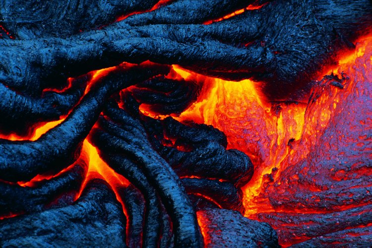 La corteza también es cambiada por el paso del magma fundido a través de ella. La roca fundida es forzada a salir del manto a través de la corteza de la Tierra.