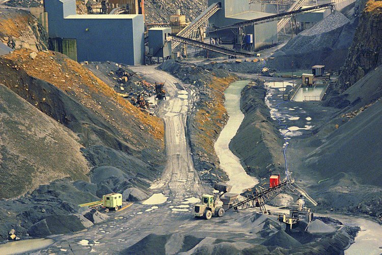 La piedra caliza es extraida y procesada para fabricar la cal hidratada.