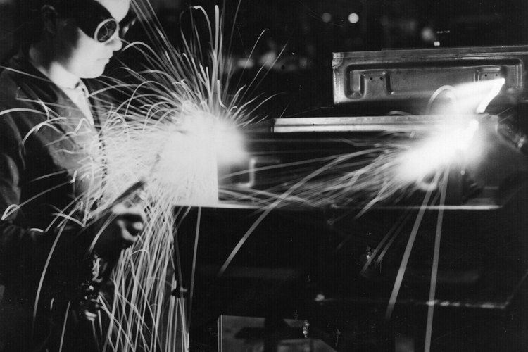 Las mujeres se convirtieron en una parte integral de la producción industrial durante la Segunda Guerra Mundial.