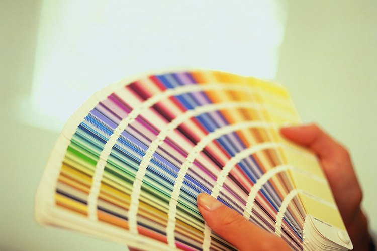 Ten en cuenta las tendencias al planificar los colores de pintura para tu sala de estar.