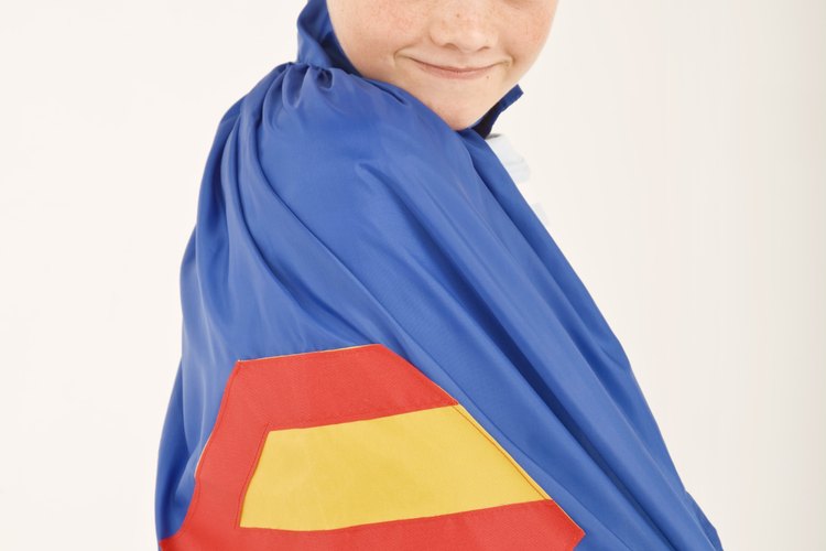 Para un cumpleaños con temática de superhéroes, crea un colorido y heroico centro de mesa.