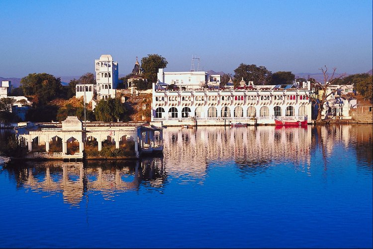 El Lago Pichola refleja los palacios y templos de la antigua ciudad de Udaipur.