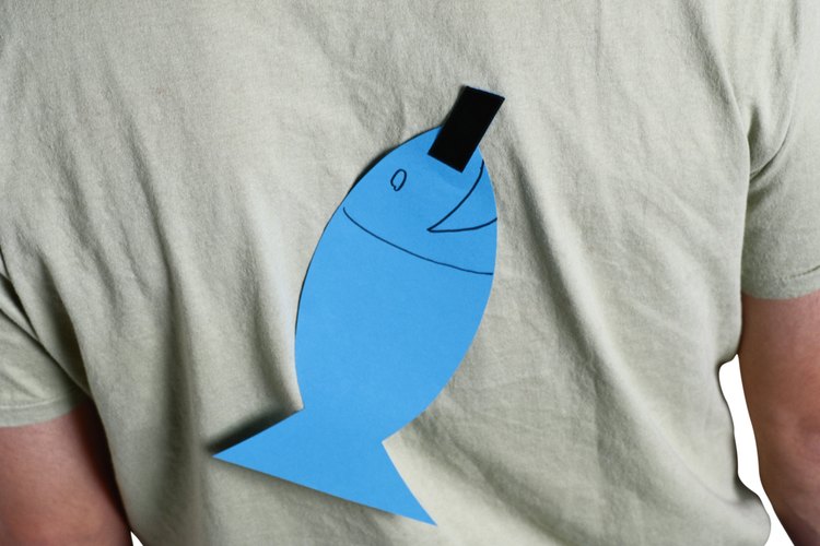 En el día de los tontos, tradicionalmente los franceses tradicionalmente intentan pegar un pescado de papel en la espalda de una persona sin que ésta se de cuenta.