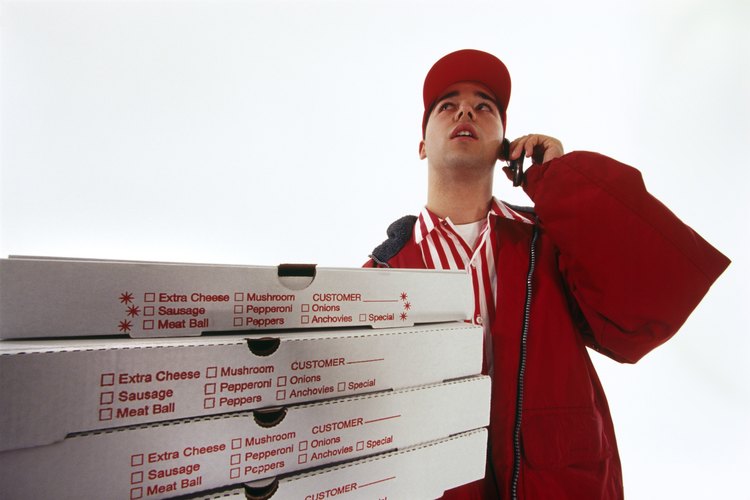 Un repartidor de pizza puede ganar mucho dinero con las propinas, como parte de su paga.