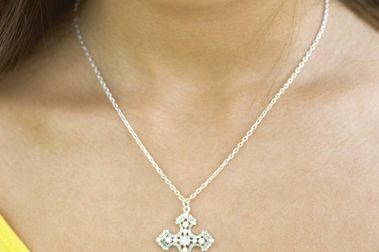 Un collar con una cruz es un excelente regalo para un adolescente cristiano.
