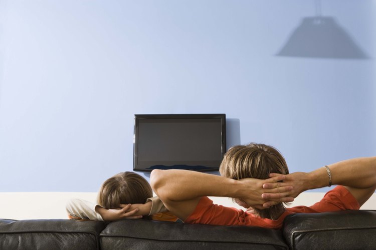 La televisión puede afectar las calificaciones de tu hijo adolescente más de lo que piensas.