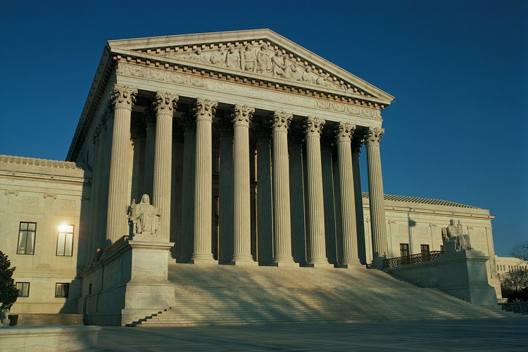 En 1954 la Suprema Corte indicó que tener escuelas separadas para los afroamericanos era inconstitucional en el caso "Brown vs. la Junta Educativa".