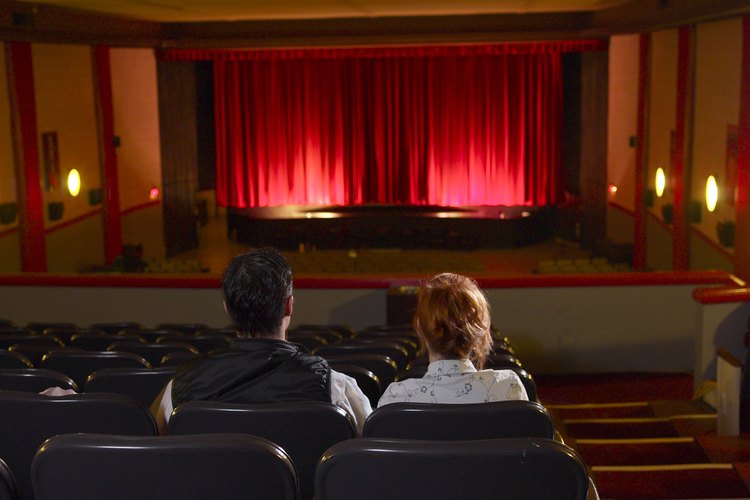 La oscuridad de la sala de cine puede ser ideal para el romance.