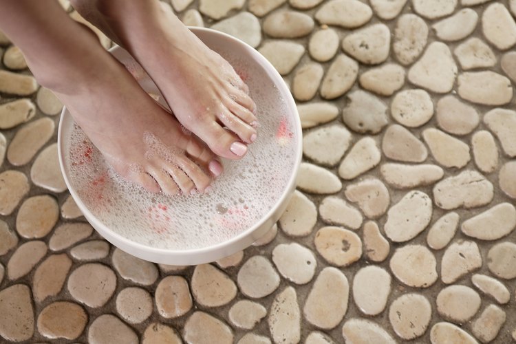 Remojar tus pies en bicarbonato de sodio puede exfoliar la piel muerta y la suciedad, dejando tu piel suave.