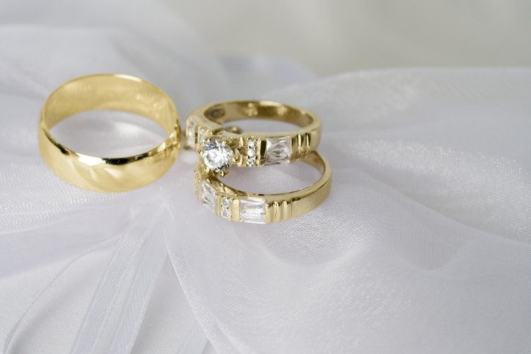 Usa tu anillo de boda y tu anillo de compromiso con estilo.
