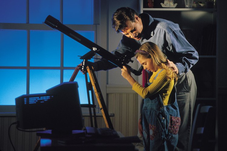 Mirar las constelaciones enseña a los niños sobre el espacio.