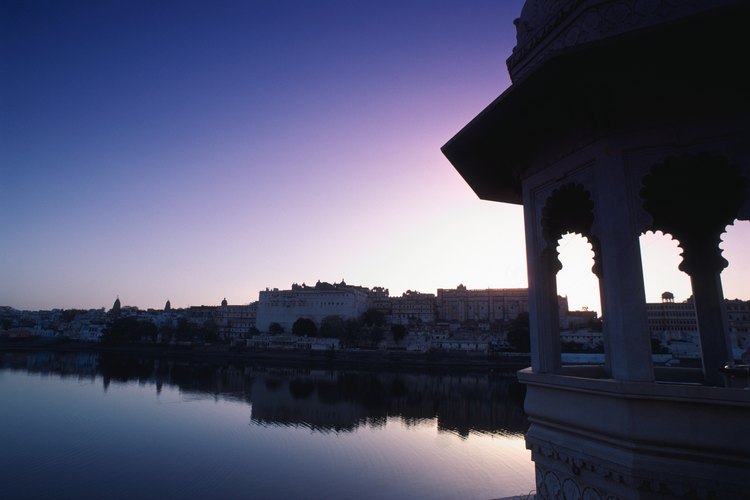 Amanecer detrás del Lake Palace.