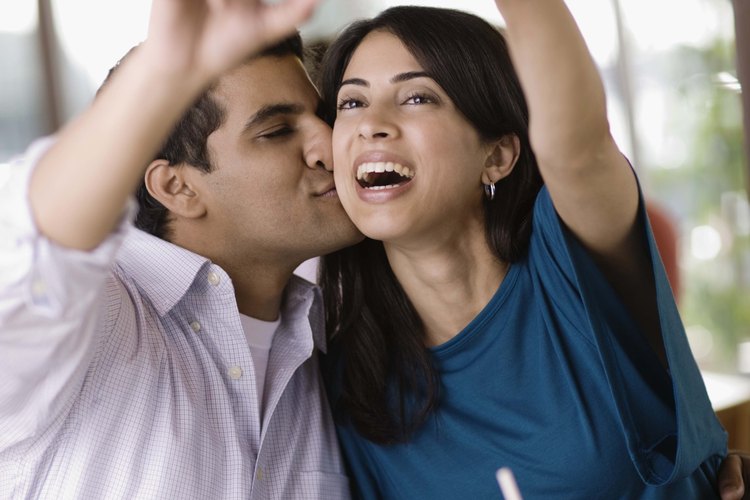 En una relación sana, una pareja expresa libremente afecto y amor.