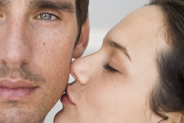 Besar tiende a ser lo primero que la gente deja de hacer regularmente en una relación.