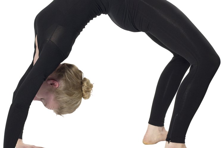 Es importante que las gimnastas tengan un peinado que no estorbe al hacer las más complejas piruetas.