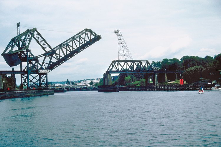 Un puente levadizo es un tipo de puente que se puede mover, levantar o tomar de otra manera fuera del camino para que nadie pueda cruzarlo.