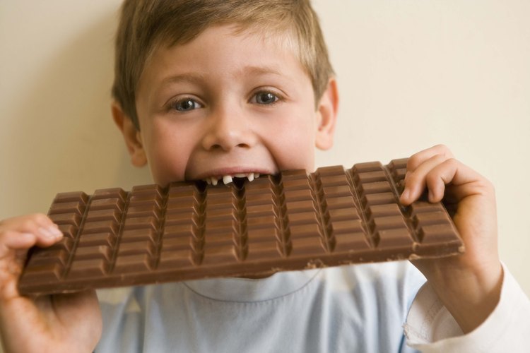 Aprende cómo se hacen las barras de chocolate.