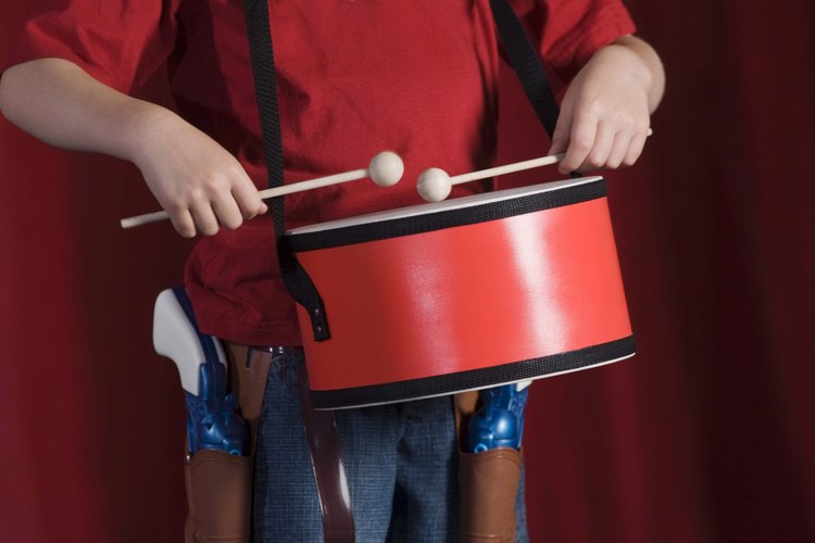 Hay un montón de artículos en tu hogar que puedes utilizar para crear un instrumento musical con tu hijo.