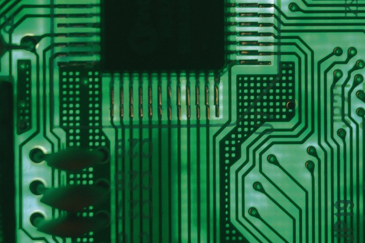 Un microcontrolador instalado en un circuito funciona esencialmente como un equipo completo, pero con un solo chip.
