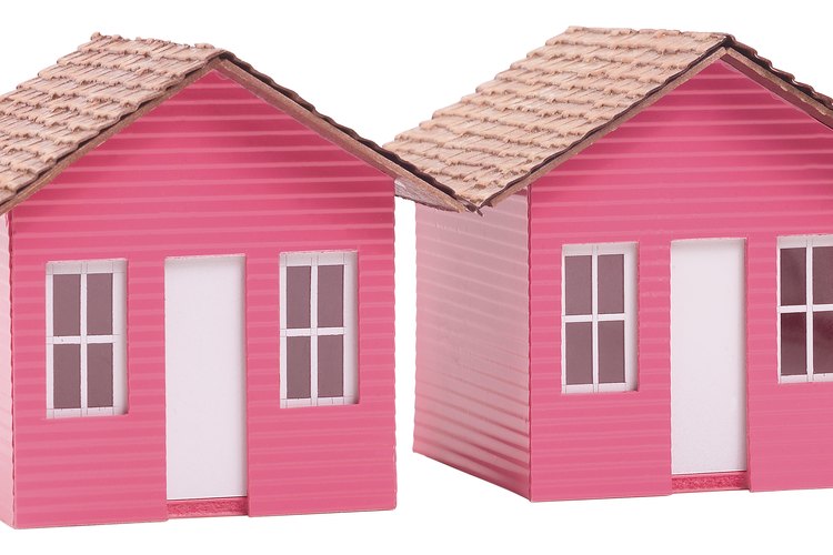 Los techos de arcilla de papel le dan a las pequeñas casas de muñecas una apariencia cómoda.