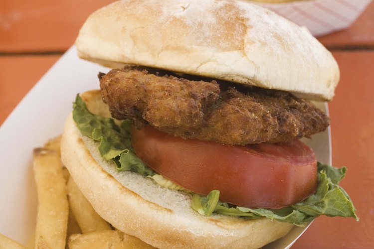 Una hamburguesa cocida tres cuartos es ligeramente rosada y todavía jugosa.