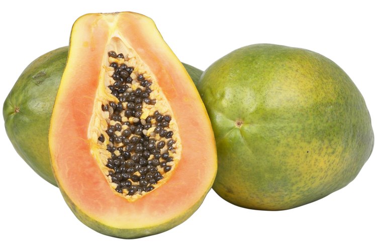 La papaya es amarilla, rosada o naranja al aire libre.